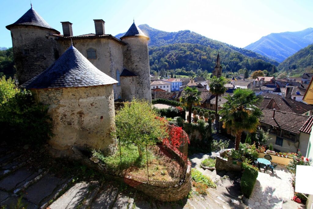 Maison-forte de Seix: A Fortified Residence in France 1 Maison-forte de Seix