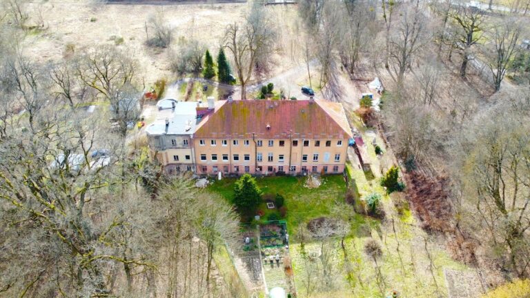 Manor in Borzęcino: A Historic Classical Estate in Poland
