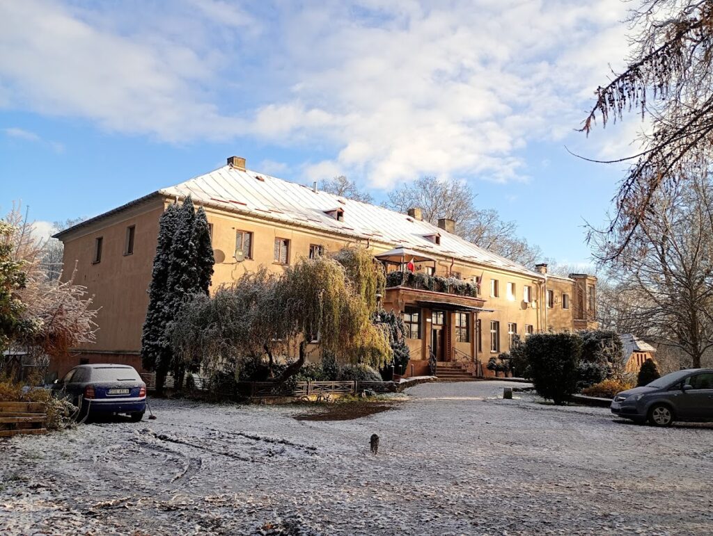 Manor in Borzęcino: A Historic Classical Estate in Poland 2 Manor in Borzęcino