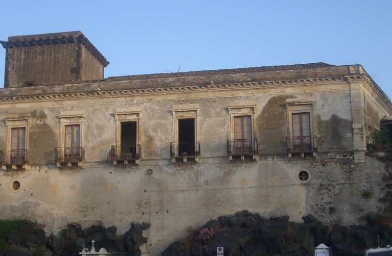 Schisò Castle: A Fortified Coastal Residence in Italy