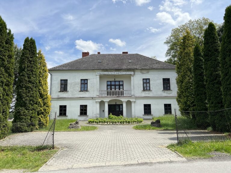 Dwór Ledóchowskich: A Classical Manor House in Poland