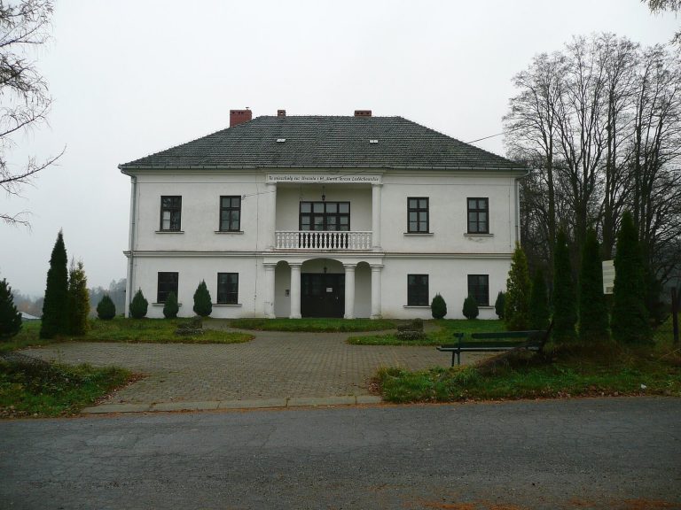 Dwór Ledóchowskich: A Classical Manor House in Poland
