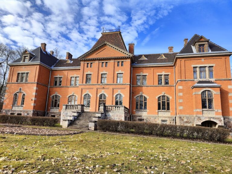 Pelči Palace: A Manor House and School in Latvia