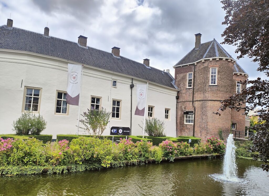 Kasteel Montfoort: A Defensive Castle in the Netherlands 2 Kasteel Montfoort