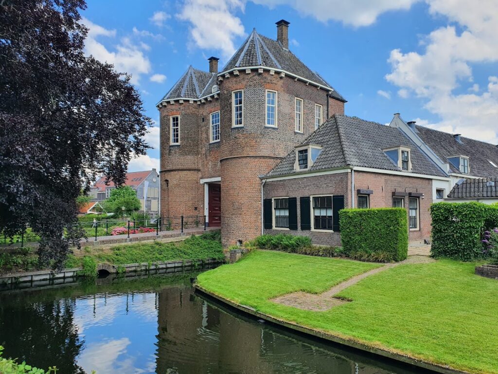 Kasteel Montfoort: A Defensive Castle in the Netherlands 3 Kasteel Montfoort
