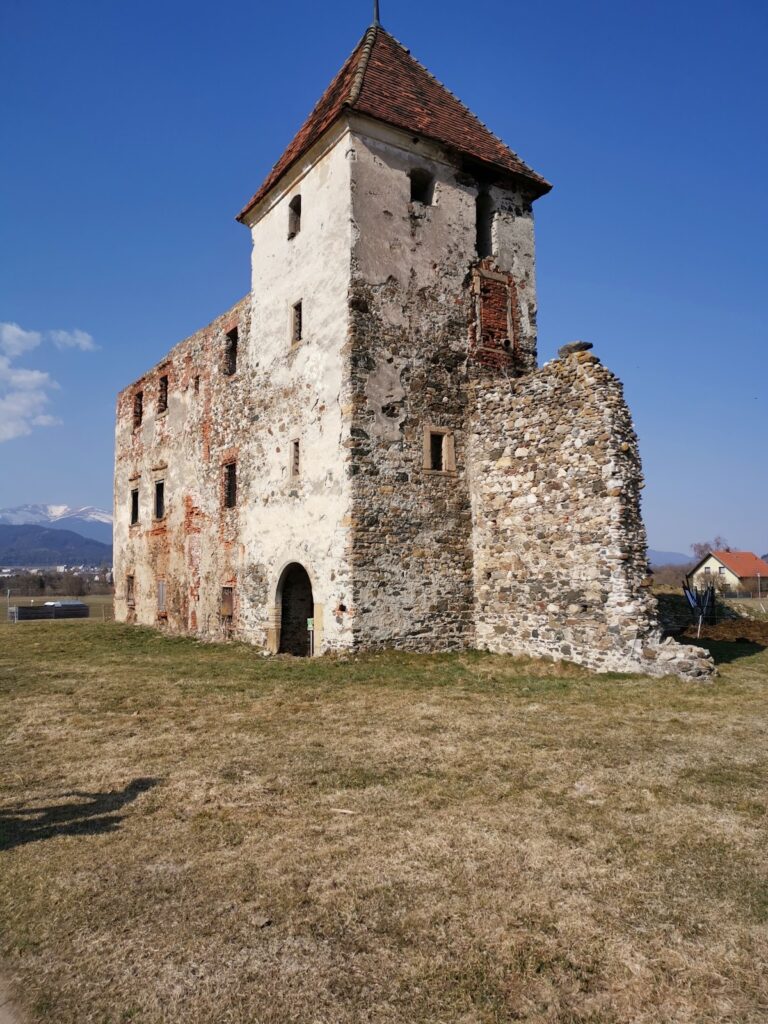 Einödhof, Apfelberg: A Rural Settlement and Castle Ruin in Austria
