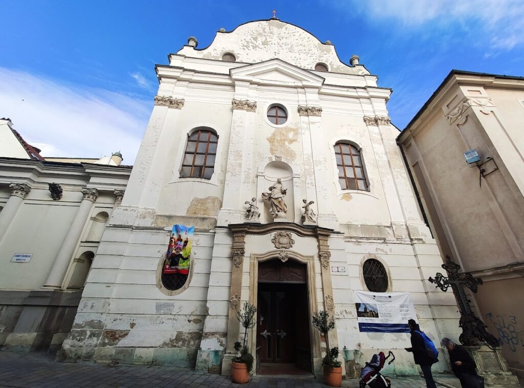 Franciscan Church: A Romanesque-Gothic Sacred Complex in Bratislava 1 Franciscan Church