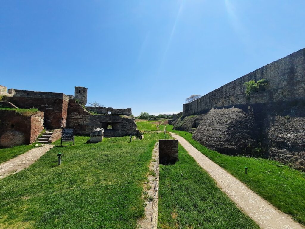 Zindan Gate: A Fortified Entrance to Belgrade Fortress 3 Zindan Gate
