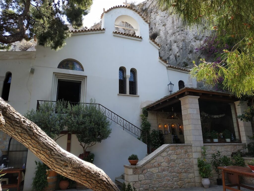Saints Isidoroi Church: A Medieval Orthodox Chapel in Athens 1 Saints Isidoroi church