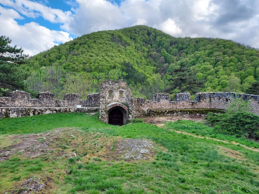 St. Michael's Fortified Church in Cisnădioara: A Romanesque Monument in Transylvania 3 St. Michael's fortified church in Cisnadioara