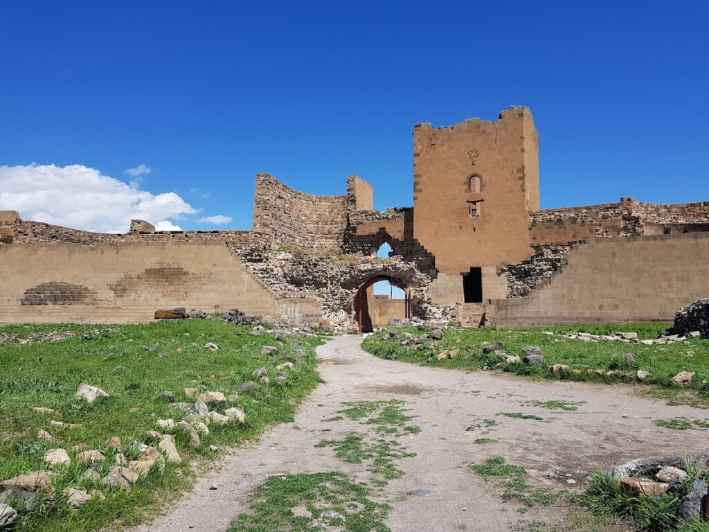 Menüçehr Mosque: An Early Islamic Monument at Ani 3 Menüçehr Mosque