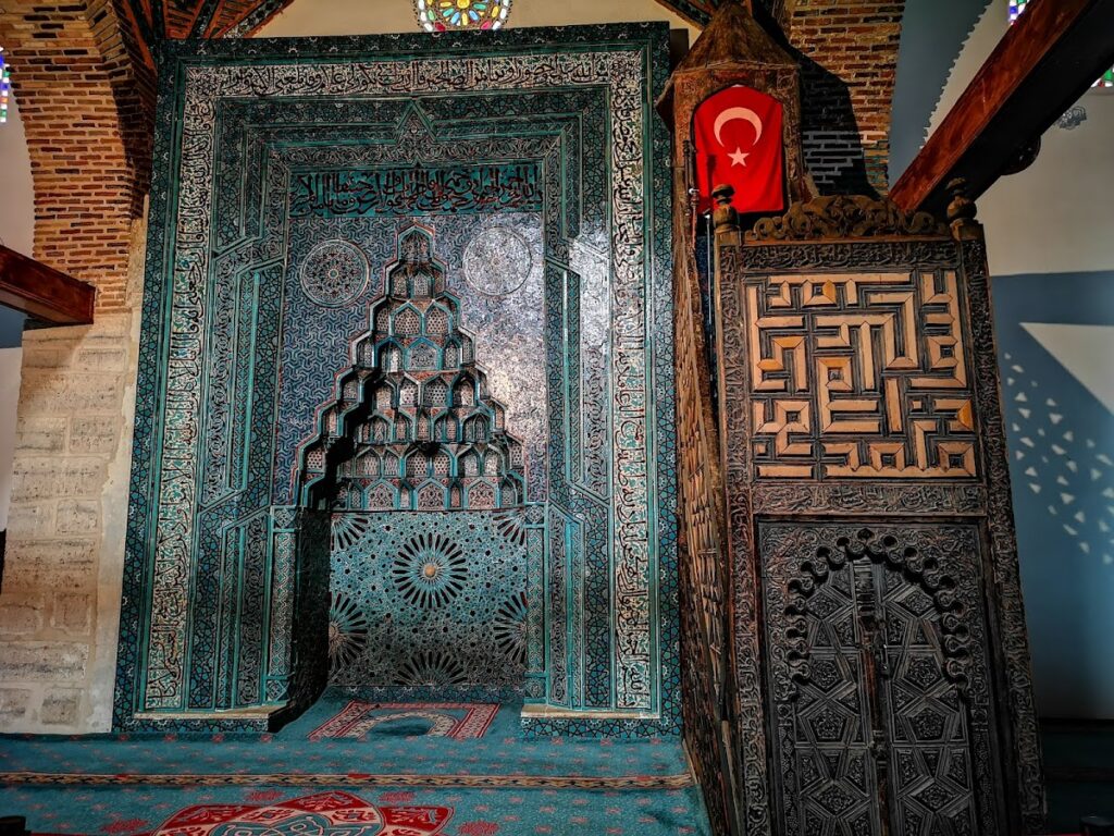 Eşrefoğlu Mosque: A Seljuk Wooden-Column Mosque in Beyşehir 3 Eşrefoğlu Mosque