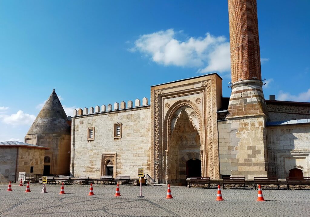 Eşrefoğlu Mosque: A Seljuk Wooden-Column Mosque in Beyşehir 4 Eşrefoğlu Mosque