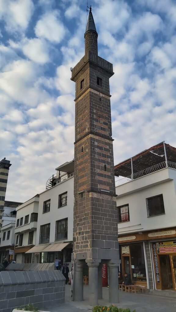 Şeyh Muhtar Mosque and the Four-Legged Minaret in Diyarbakır 1 Şeyh Muhtar Mosque