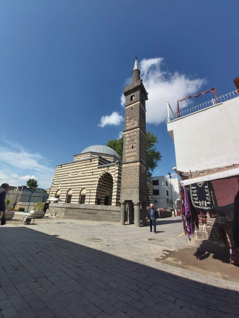 Şeyh Muhtar Mosque and the Four-Legged Minaret in Diyarbakır 2 Şeyh Muhtar Mosque