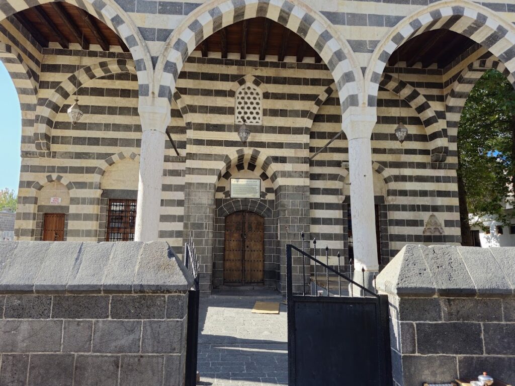 Şeyh Muhtar Mosque and the Four-Legged Minaret in Diyarbakır 3 Şeyh Muhtar Mosque
