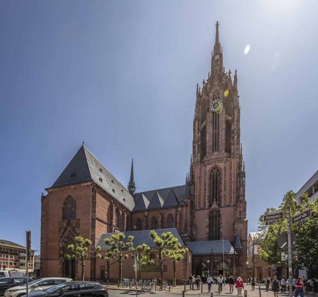 Frankfurt Cathedral: Imperial Church and Collegiate Foundation in Germany 1 Frankfurt Cathedral