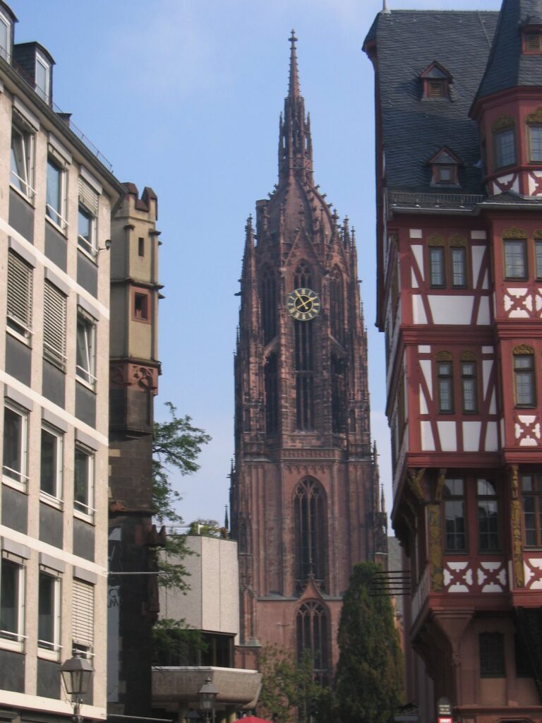 Frankfurt Cathedral: Imperial Church and Collegiate Foundation in Germany 2 Frankfurt Cathedral