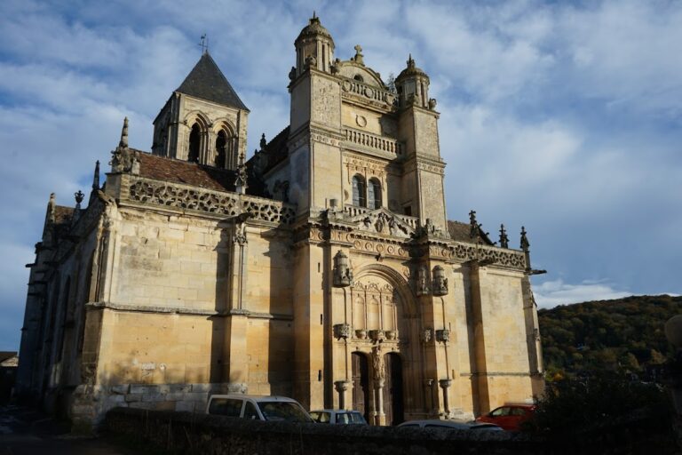 Église Notre-Dame de Vétheuil: A Historic Parish Church in France