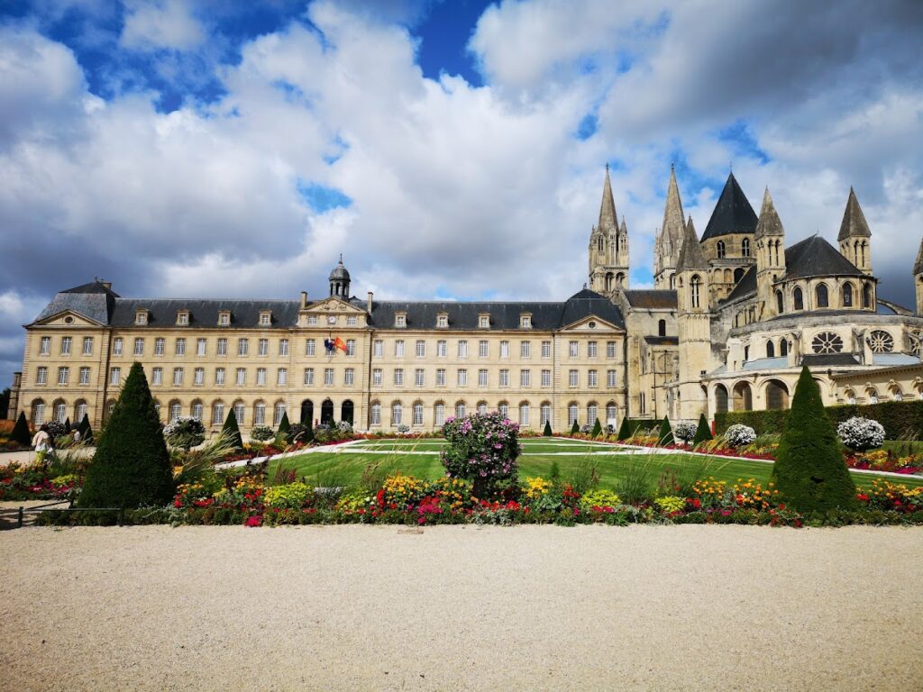 Abbey of Saint-Étienne, Caen: A Norman Benedictine Monastery 1 Abbey of Saint-Étienne, Caen