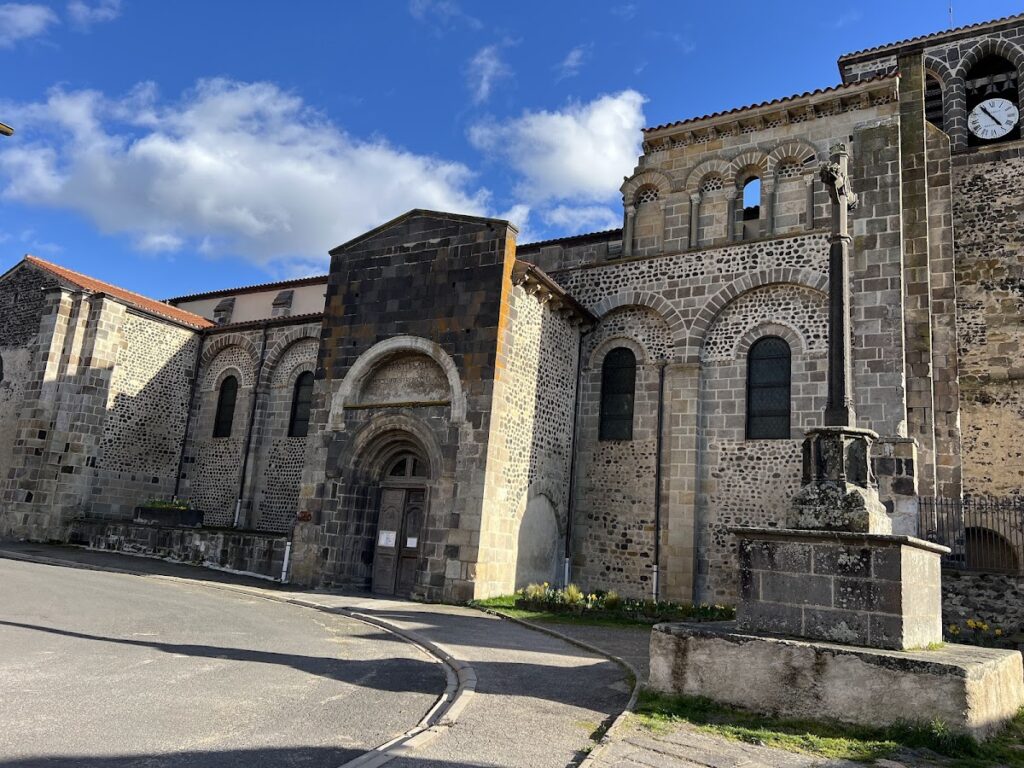 Abbey of Saint-Pierre Mozac: A Benedictine and Cluniac Monastery in France 3 Abbey of Saint-Pierre Mozac
