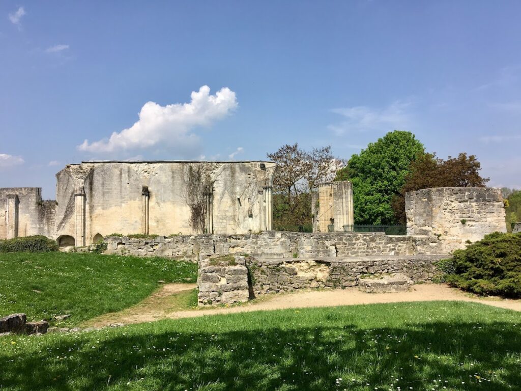 Saint-Arnoul Priory in Crépy-en-Valois: A Medieval Cluniac Monastery 1 prieuré Saint-Arnoul de Crépy-en-Valois