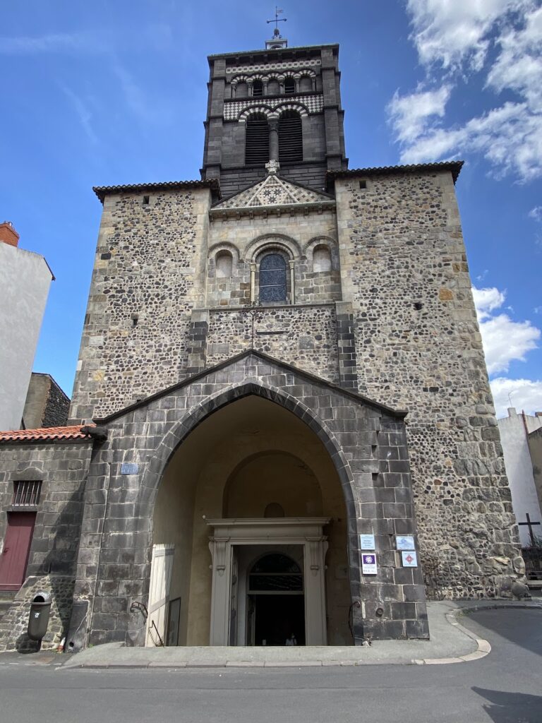 Basilica of Notre-Dame du Port: A Romanesque Pilgrimage Church in Clermont-Ferrand 3 Basilica of Notre-Dame du Port