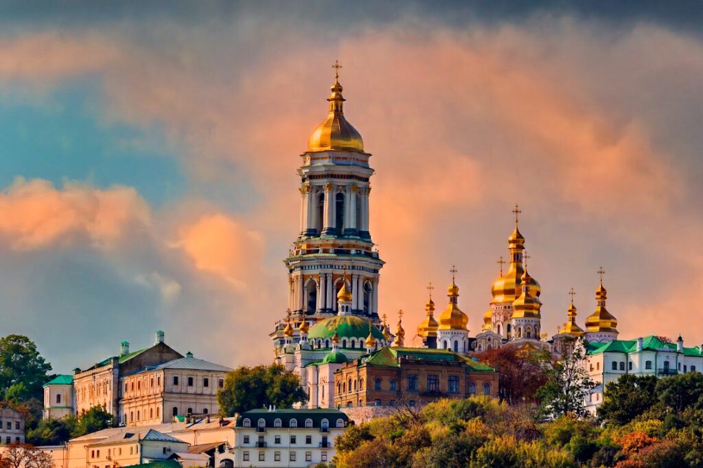 Kyiv Pechersk Lavra: An Eastern Orthodox Monastic Complex in Ukraine 2 Kyiv Pechersk Lavra