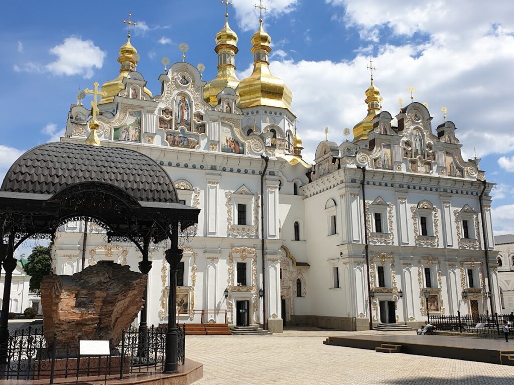 Kyiv Pechersk Lavra: An Eastern Orthodox Monastic Complex in Ukraine 4 Kyiv Pechersk Lavra
