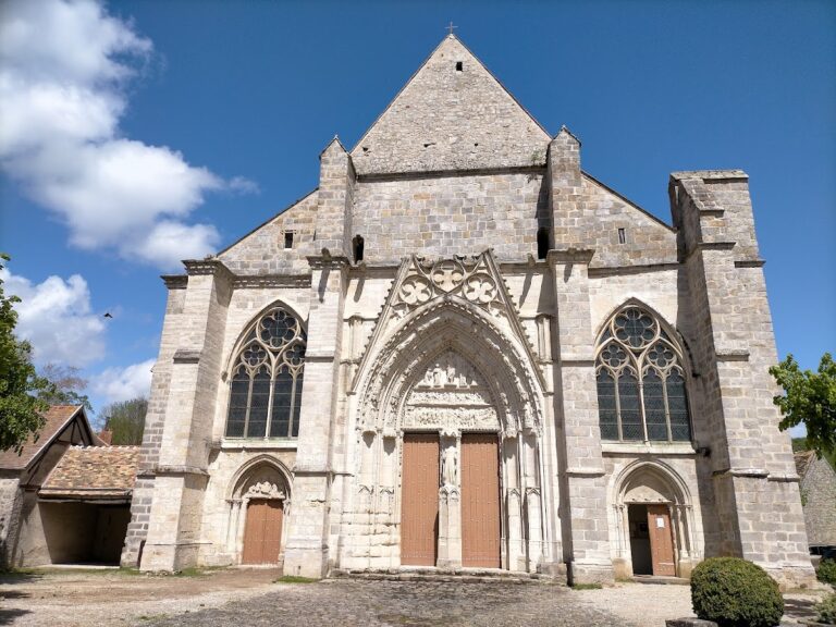 Église Saint-Sulpice de Saint-Sulpice-de-Favières: A Rayonnant Gothic Pilgrimage Church in France