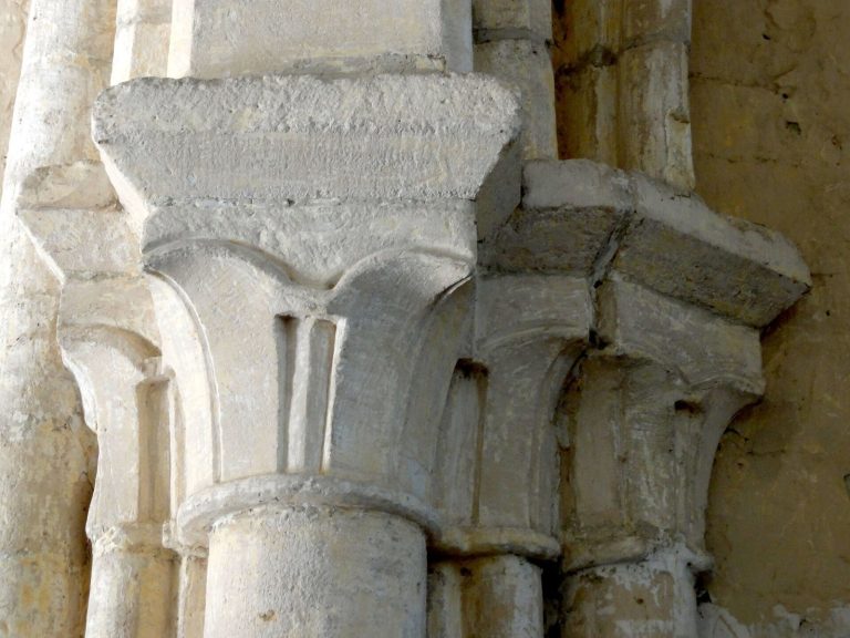 Église Saint-Denis de Foulangues: A Romanesque and Gothic Parish Church in France