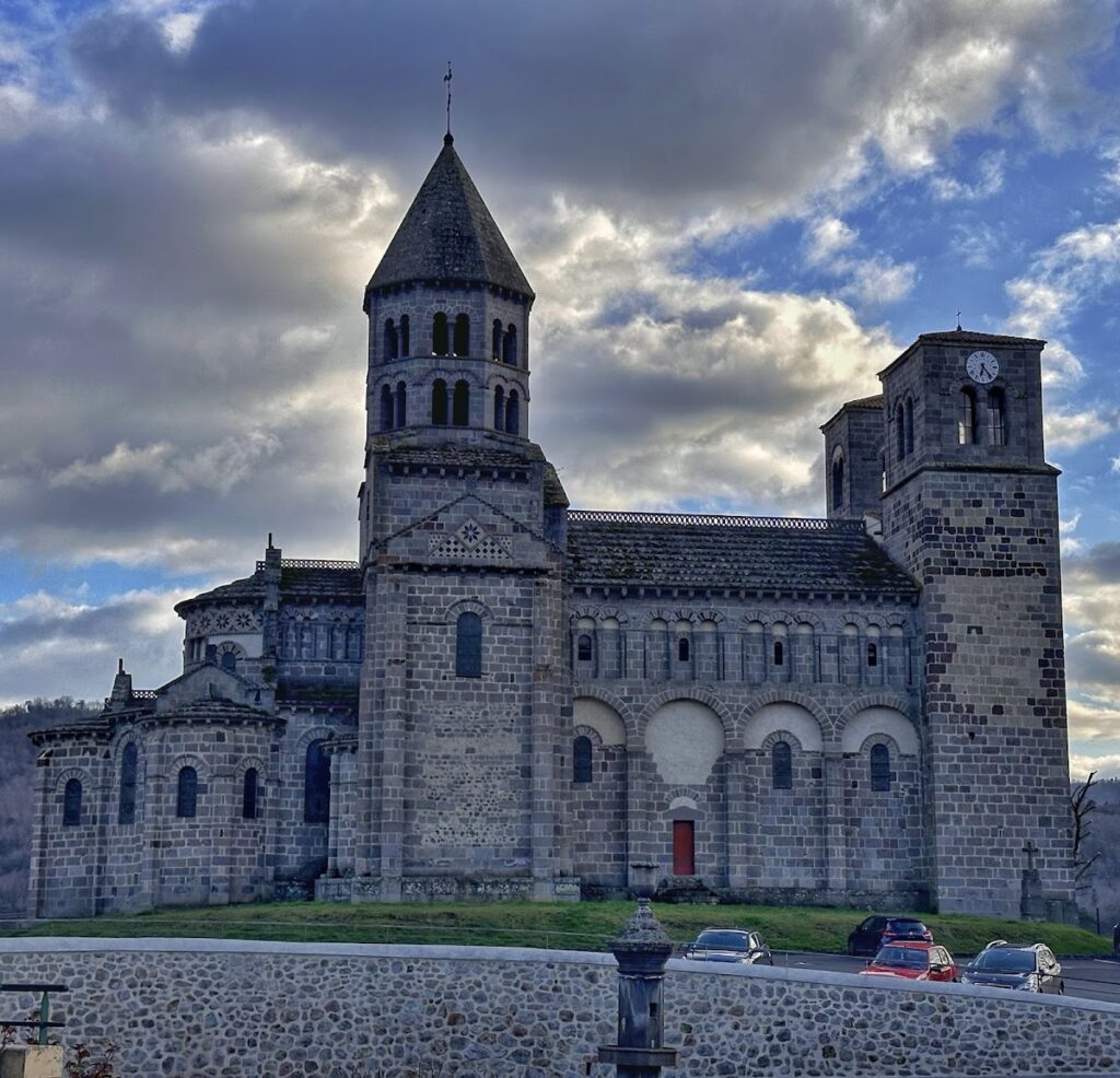 Église de Saint-Nectaire: A Romanesque Pilgrimage and Priory Church in France 1 Église de Saint-Nectaire