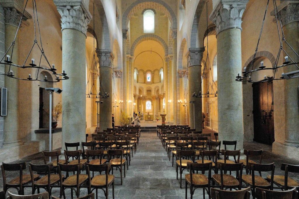 Église de Saint-Nectaire: A Romanesque Pilgrimage and Priory Church in France 4 Église de Saint-Nectaire