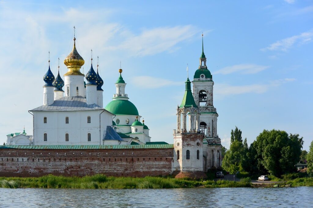 Spaso-Yakovlevsky Monastery: An Eastern Orthodox Monastic Complex in Rostov Veliky 2 Spaso-Yakovlevsky Monastery