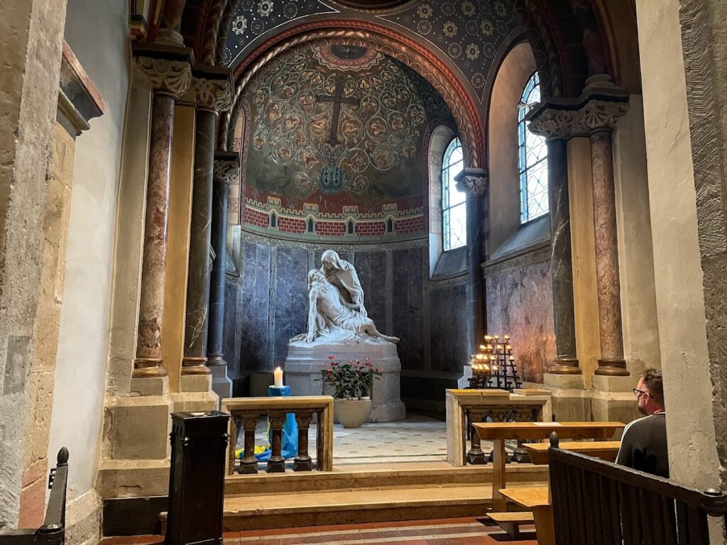 St. Gereon's Basilica: A Romanesque Church Over a Late-Antique Central Building 5 St. Gereon's Basilica