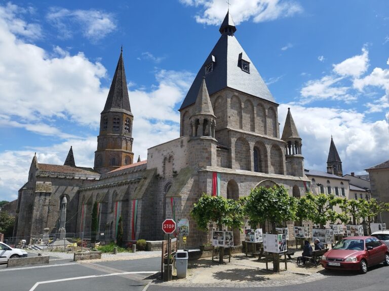 Collégiale Saint-Pierre du Dorat: A Romanesque Collegiate Church in France