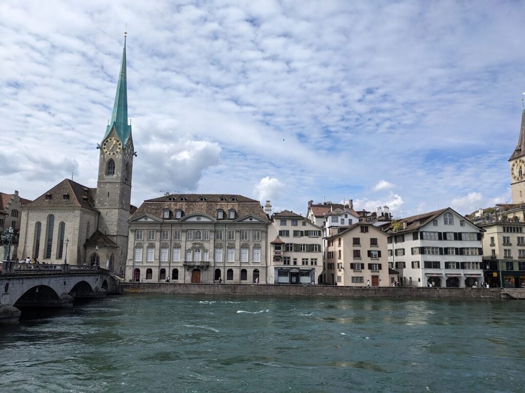 Grossmünster: A Romanesque Parish Church and Reformation Landmark in Zurich 2 Grossmünster