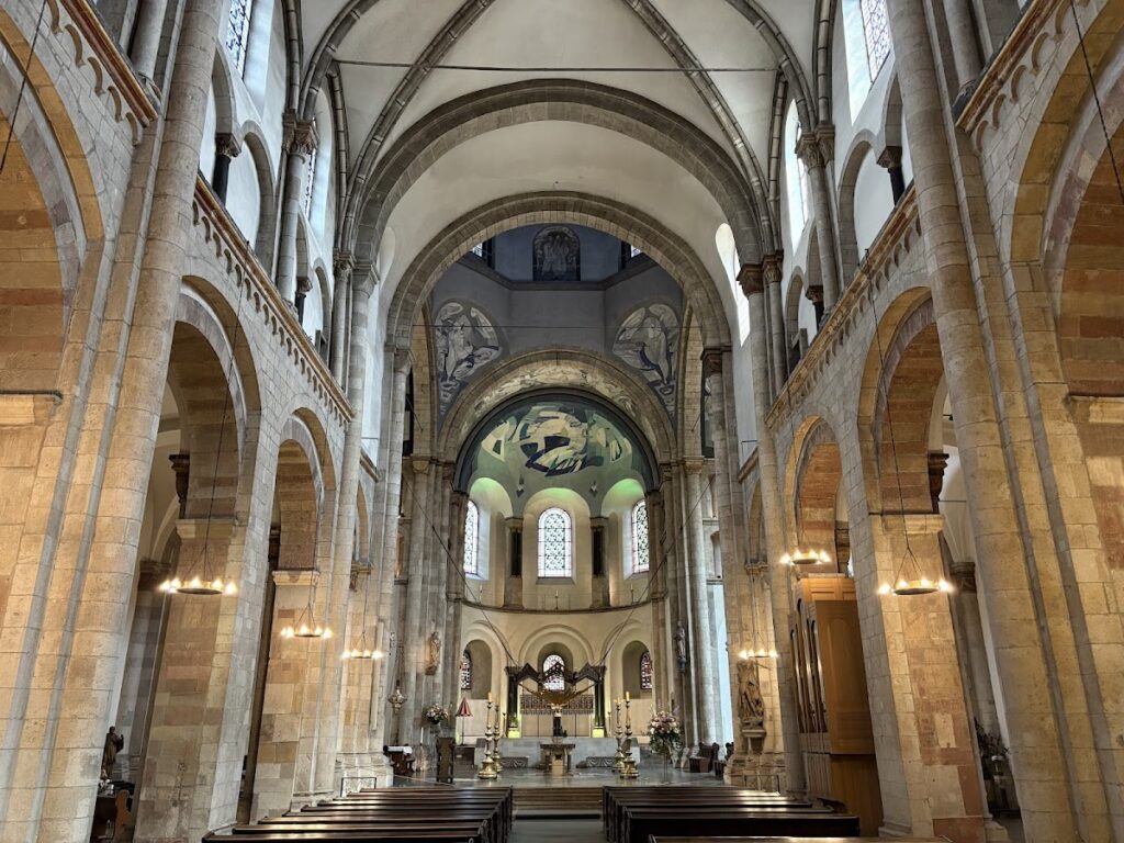 Basilica of the Holy Apostles: Cologne’s Romanesque Collegiate Church 1 Basilica of the Holy Apostles