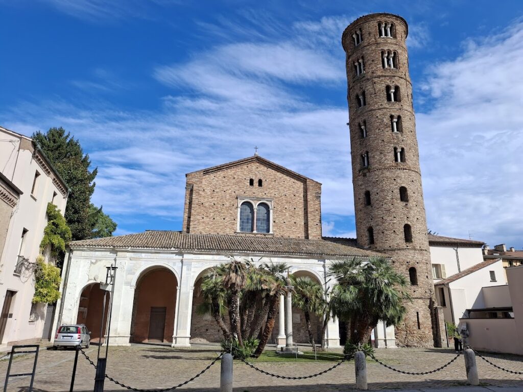 Basilica of Sant'Apollinare Nuovo: An Ostrogothic Palace Chapel in Ravenna 1 Basilica of Sant'Apollinare Nuovo