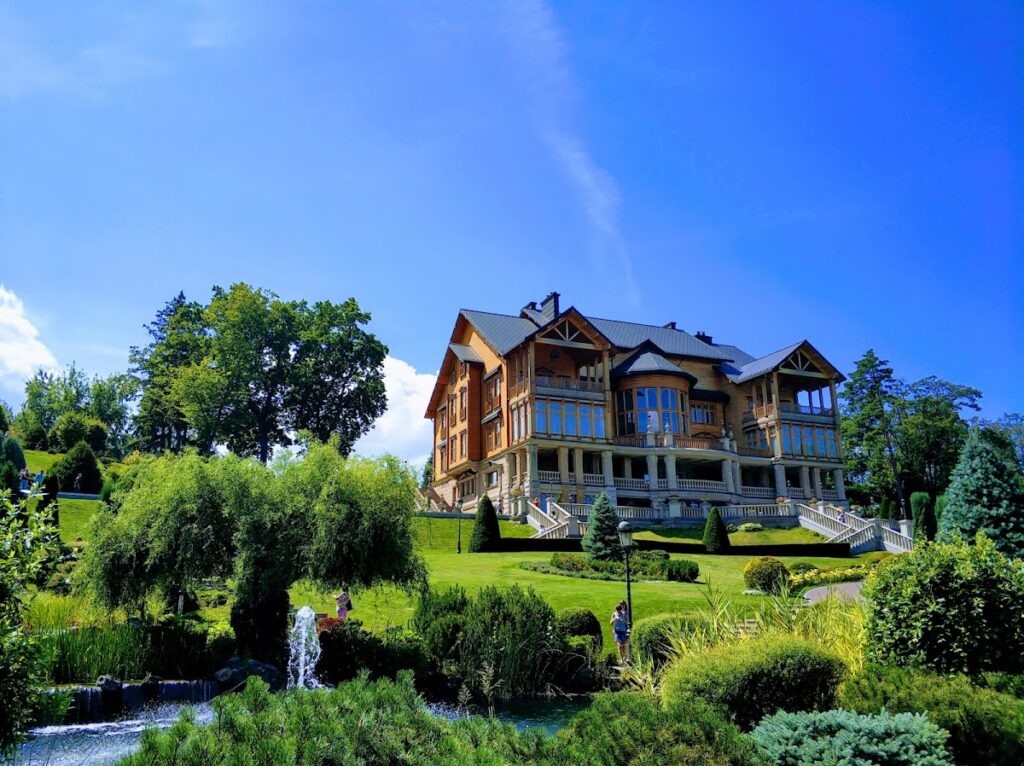 Mezhyhirya Monastery: An Orthodox and Cossack Religious Center in Ukraine 2 Mezhyhirya Monastery