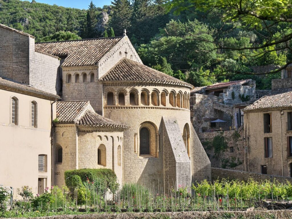 Saint-Guilhem-le-Désert Abbey: A Carolingian Monastic Foundation in France 1 Saint-Guilhem-le-Désert Abbey