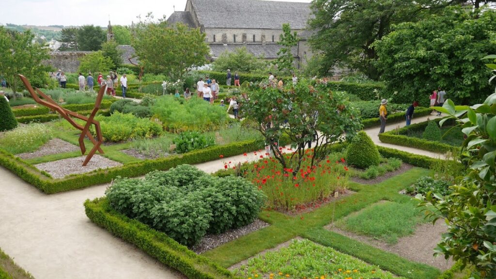 Abbaye de Daoulas: A Former Augustinian Abbey in Brittany 1 Abbaye de Daoulas