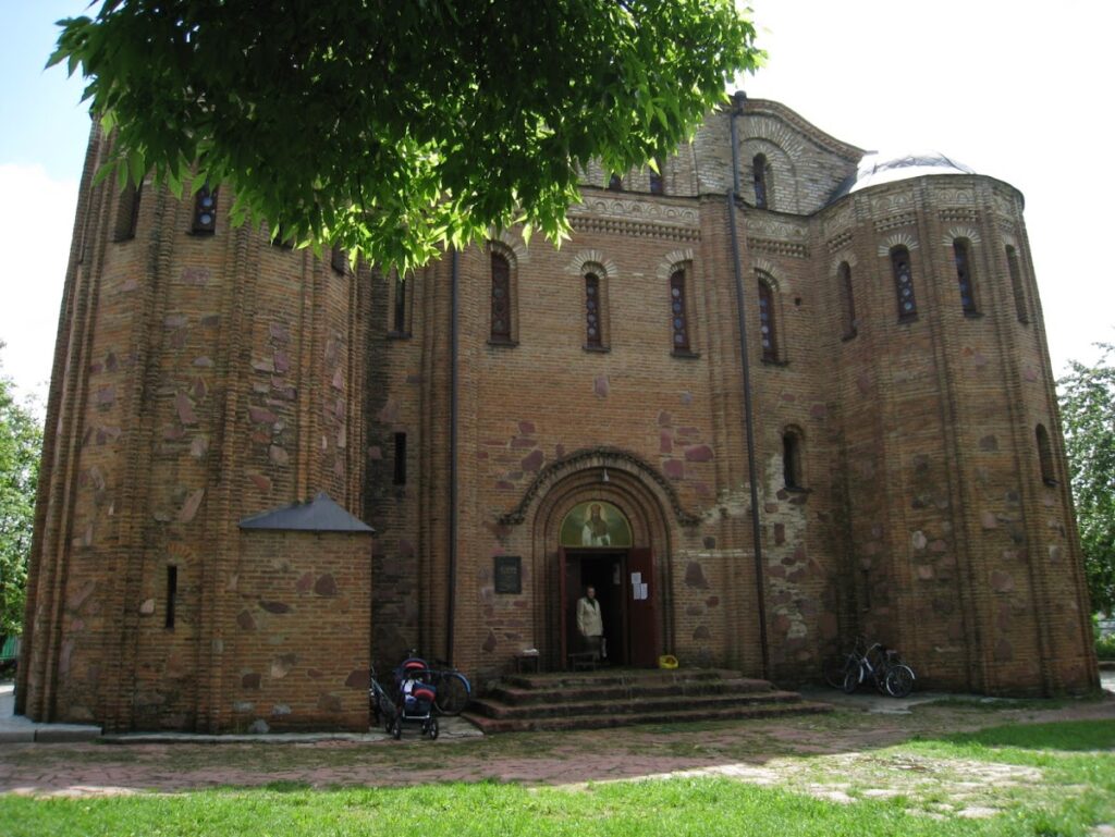 St Basil’s Church: A Historic Church in Ovruch, Ukraine 3 Khram svi︠a︡toho Vasylii︠a︡