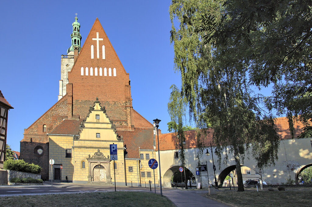 Saint John the Evangelist Church in Oleśnica: A Ducal Castle Church in Poland 1 Saint John the Evangelist church in Oleśnica