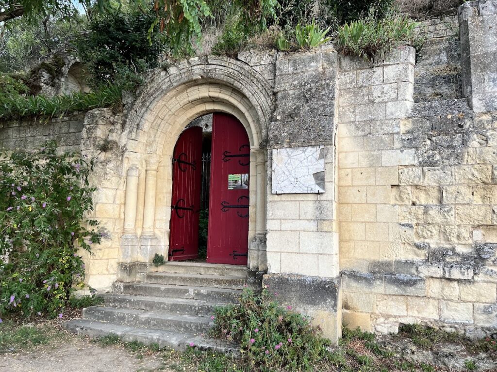 Chapel of Sainte-Radegonde in Chinon: A Troglodytic Christian Site 1 chapelle Sainte-Radegonde de Chinon