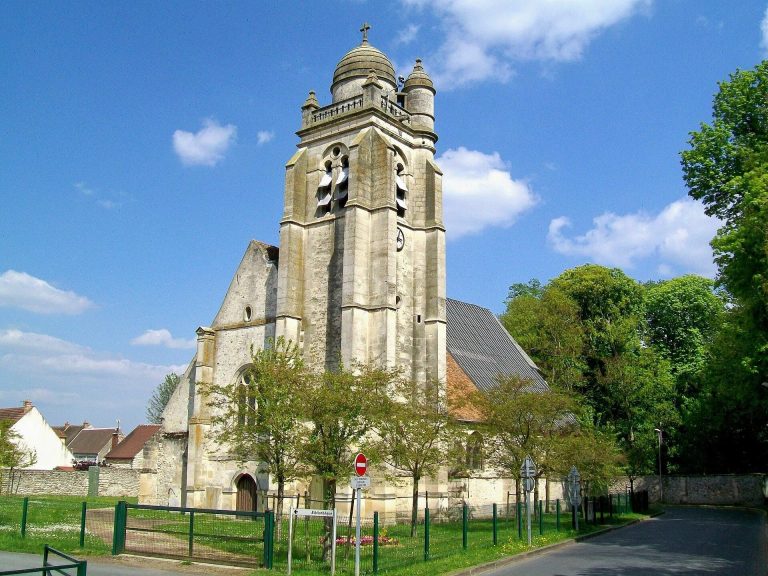 Trinity Church of La Chapelle-en-Serval: A Flamboyant Gothic Parish Church in France