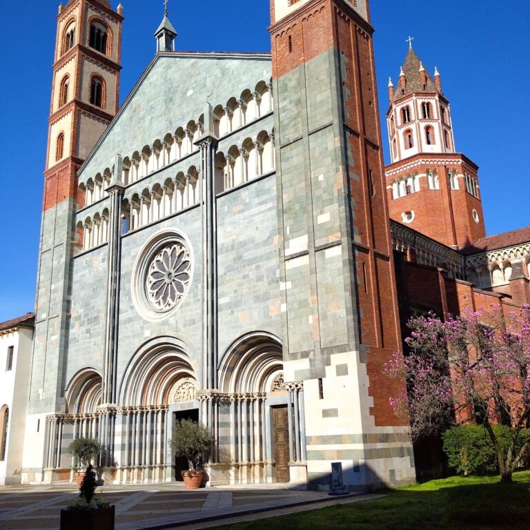 Basilica di Sant’Andrea: A Romanesque-Gothic Basilica in Vercelli