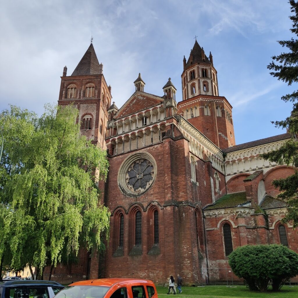Basilica di Sant'Andrea: A Romanesque-Gothic Basilica in Vercelli 3 Basilica di Sant'Andrea