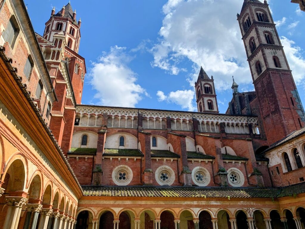 Basilica di Sant'Andrea: A Romanesque-Gothic Basilica in Vercelli 4 Basilica di Sant'Andrea
