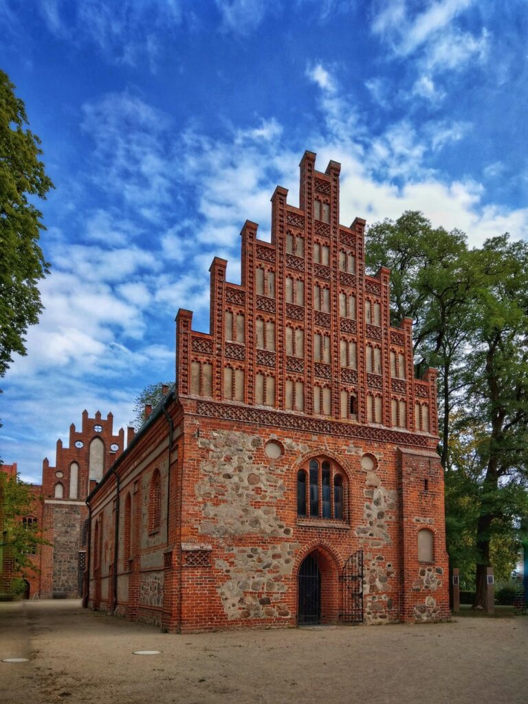 Heiligengrabe Abbey: A Cistercian Convent and Evangelical Women’s Foundation in Germany 2 Heiligengrabe Abbey
